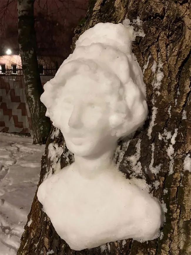 Une artiste anonyme réalise des sculptures de neige sur des troncs d'arbres dans le parc Perovsky une artiste anonyme realise des sculptures sur des troncs d arbres dans le parc Perovsky moscou 16 une-artiste-anonyme-realise-des-sculptures-sur-des-troncs-d-arbres-dans-le-parc-Perovsky-moscou