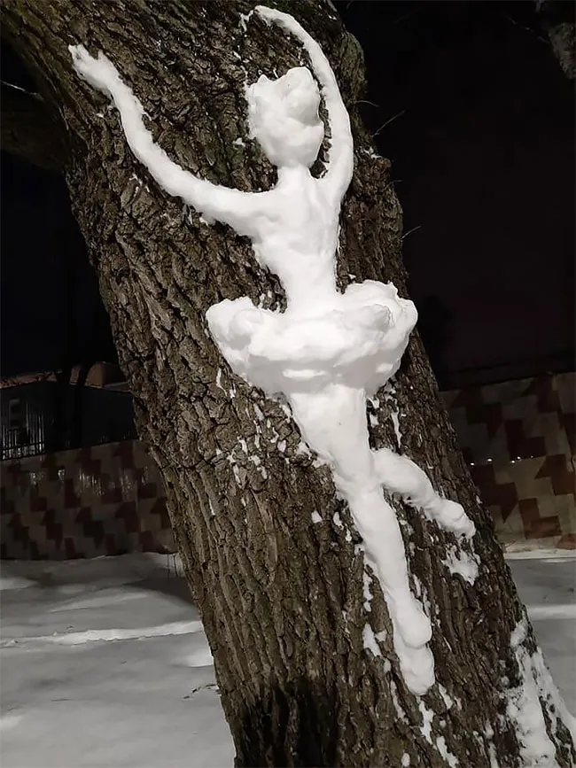 Une artiste anonyme réalise des sculptures de neige sur des troncs d'arbres dans le parc Perovsky une artiste anonyme realise des sculptures sur des troncs d arbres dans le parc Perovsky moscou 2 uune-artiste-anonyme-realise-des-sculptures-de-neige-sur-des-troncs-d-arbres-dans-le-parc-Perovsky-moscou