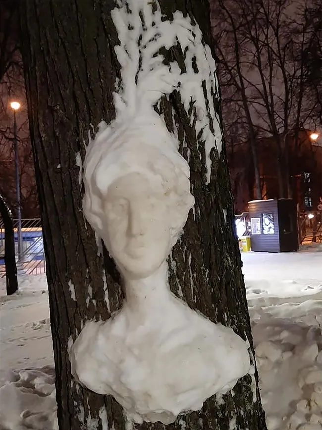 Une artiste anonyme réalise des sculptures de neige sur des troncs d'arbres dans le parc Perovsky une artiste anonyme realise des sculptures sur des troncs d arbres dans le parc Perovsky moscou 4 une-artiste-anonyme-realise-des-sculptures-de-neige-sur-des-troncs-d-arbres-dans-le-parc-Perovsky-moscou