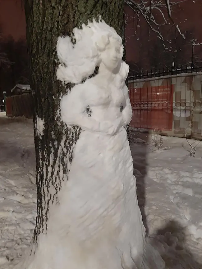 Une artiste anonyme réalise des sculptures de neige sur des troncs d'arbres dans le parc Perovsky une artiste anonyme realise des sculptures sur des troncs d arbres dans le parc Perovsky moscou 5 une-artiste-anonyme-realise-des-sculptures-de-neige-sur-des-troncs-d-arbres-dans-le-parc-Perovsky-moscou