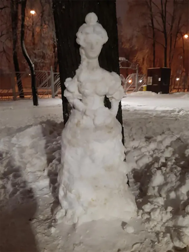 Une artiste anonyme réalise des sculptures de neige sur des troncs d'arbres dans le parc Perovsky une artiste anonyme realise des sculptures sur des troncs d arbres dans le parc Perovsky moscou 6 une-artiste-anonyme-realise-des-sculptures-de-neige-sur-des-troncs-d-arbres-dans-le-parc-Perovsky-moscou