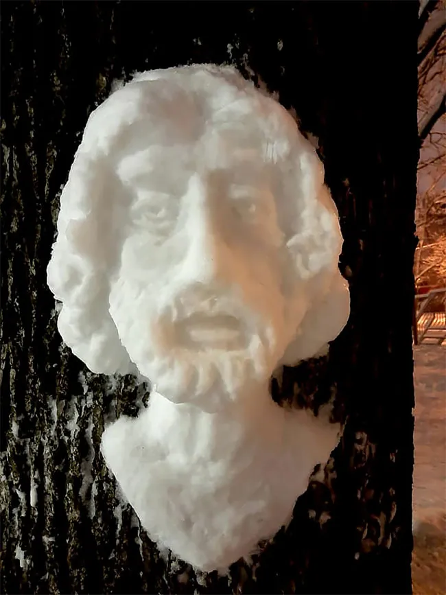 Une artiste anonyme réalise des sculptures de neige sur des troncs d'arbres dans le parc Perovsky une artiste anonyme realise des sculptures sur des troncs d arbres dans le parc Perovsky moscou 7 une-artiste-anonyme-realise-des-sculptures-de-neige-sur-des-troncs-d-arbres-dans-le-parc-Perovsky-moscou