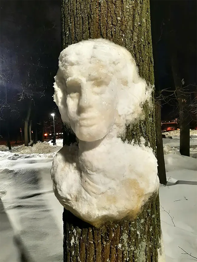 Une artiste anonyme réalise des sculptures de neige sur des troncs d'arbres dans le parc Perovsky une artiste anonyme realise des sculptures sur des troncs d arbres dans le parc Perovsky moscou 9 une-artiste-anonyme-realise-des-sculptures-de-neige-sur-des-troncs-d-arbres-dans-le-parc-Perovsky-moscou