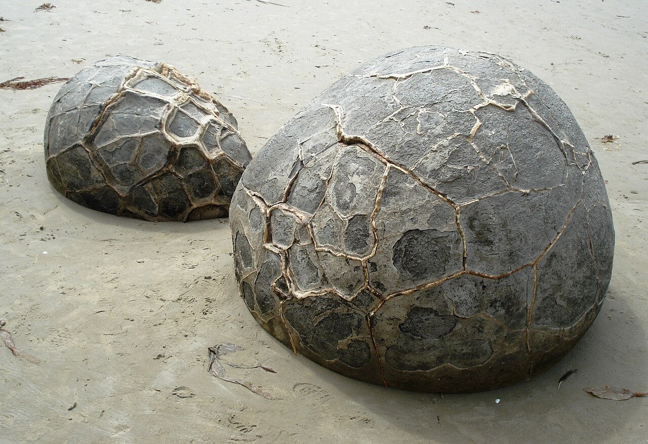 Veines de calcite dans les fissures septaires d'une Moeraki Boulde Veines de calcite dans les fissures septaires d'une Moeraki Boulde