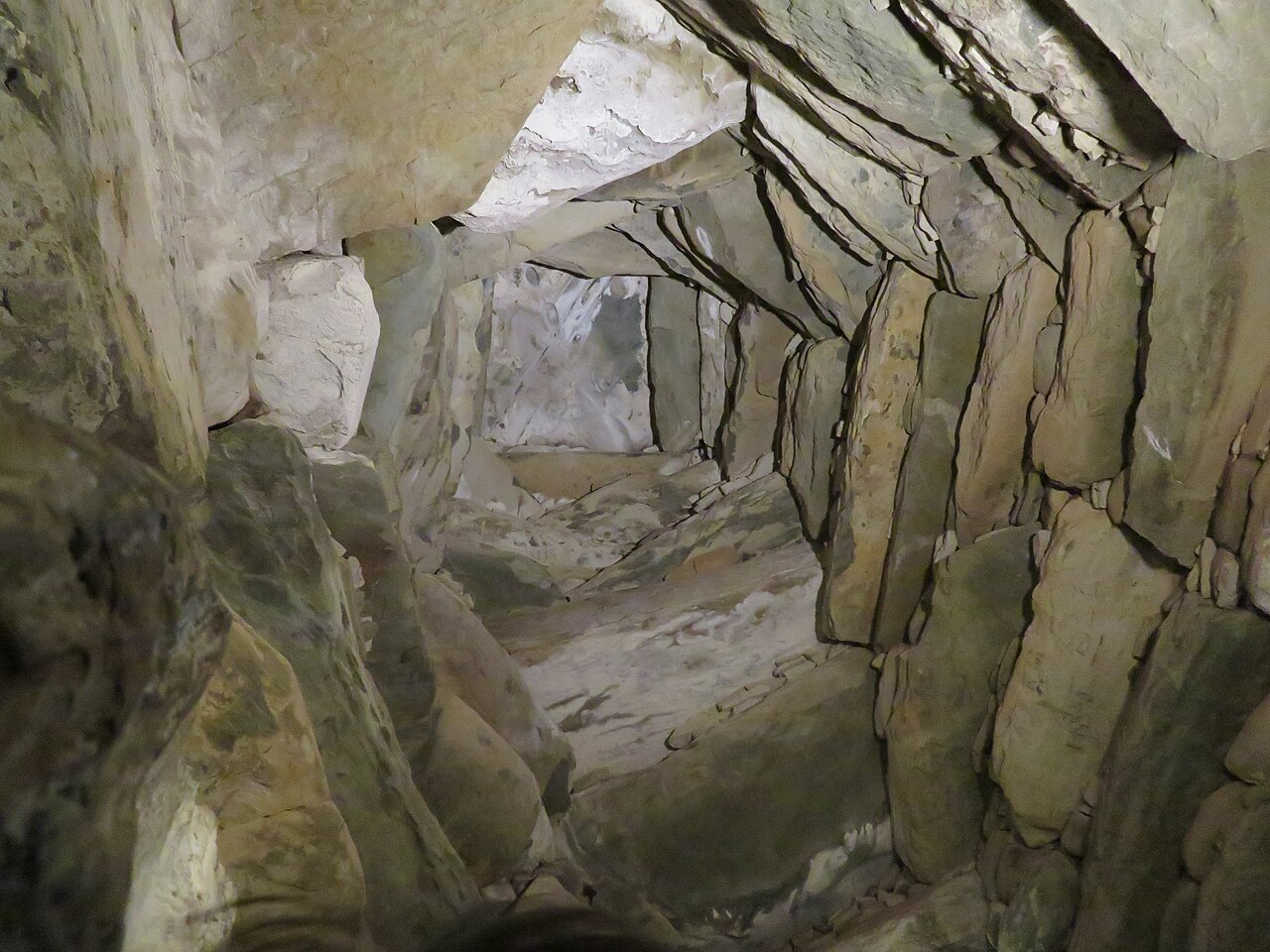 Voûte en encorbellement de la chambre du tumulus de Newgrange Voûte en encorbellement de la chambre du tumulus de Newgrange