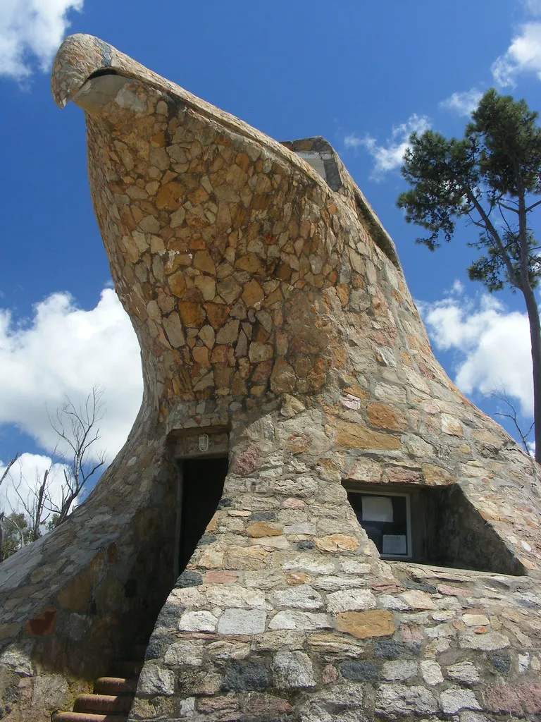 El Águila, maison en forme d'aigle en Uruguay El aguila maison en forme d aigle dauphin en Uruguay villa Argentina 2 El-aguila-maison-en-forme-d'aigle-dauphin-en-Uruguay-villa-Argentina-2