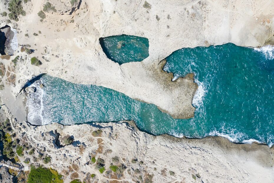La plage de Papafragas, piscine naturelle de l'île de Milos La plage de Papafragas piscine naturelle de l ile de Milos cyclades grece 1 Vue aérienne de Papafragas Beach et de ses bassins naturels à Milos