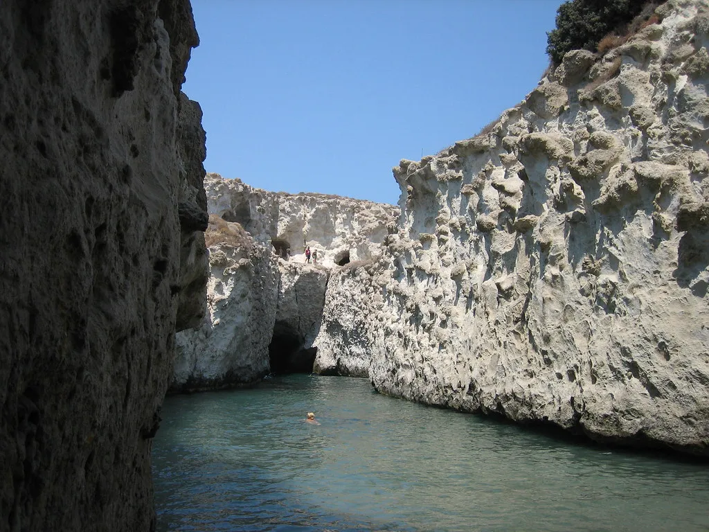 La plage de Papafragas, piscine naturelle de l'île de Milos La plage de Papafragas piscine naturelle de l ile de Milos cyclades grece 4 La-plage-de-Papafragas-piscine-naturelle-de-l-ile-de-Milos-cyclades-grece-4