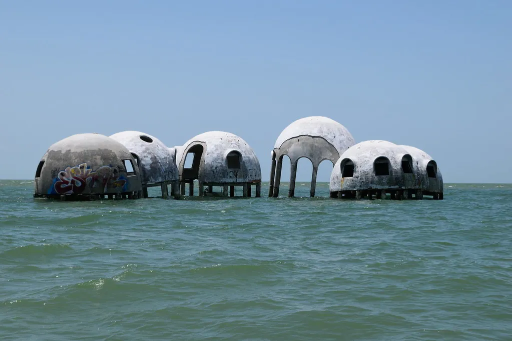 Les ruines des dômes de Cap Romano, des igloos sur pilotis Les ruines des domes de Cap Romano des igloos sur pilotis floride 3 Les-ruines-des-domes-de-Cap-Romano-des-igloos-sur-pilotis-floride-3.
