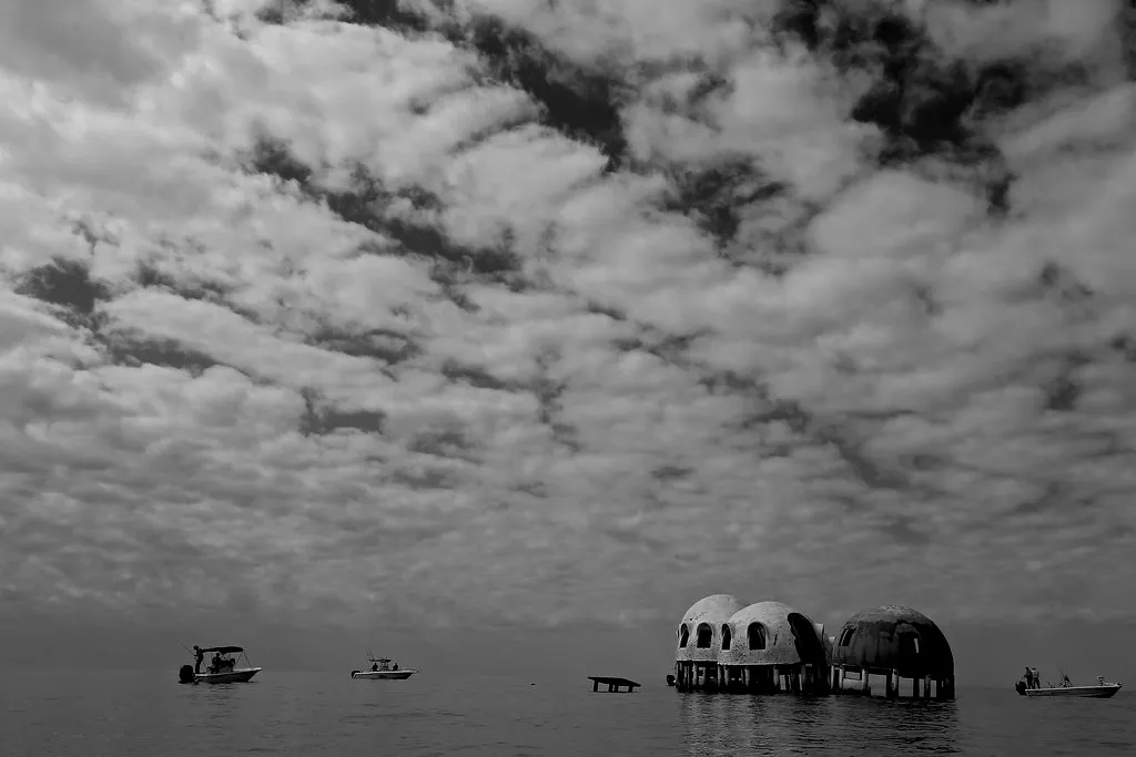 Les ruines des dômes de Cap Romano, des igloos sur pilotis Les ruines des domes de Cap Romano des igloos sur pilotis floride 5 Les-ruines-des-domes-de-Cap-Romano-des-igloos-sur-pilotis-floride-5