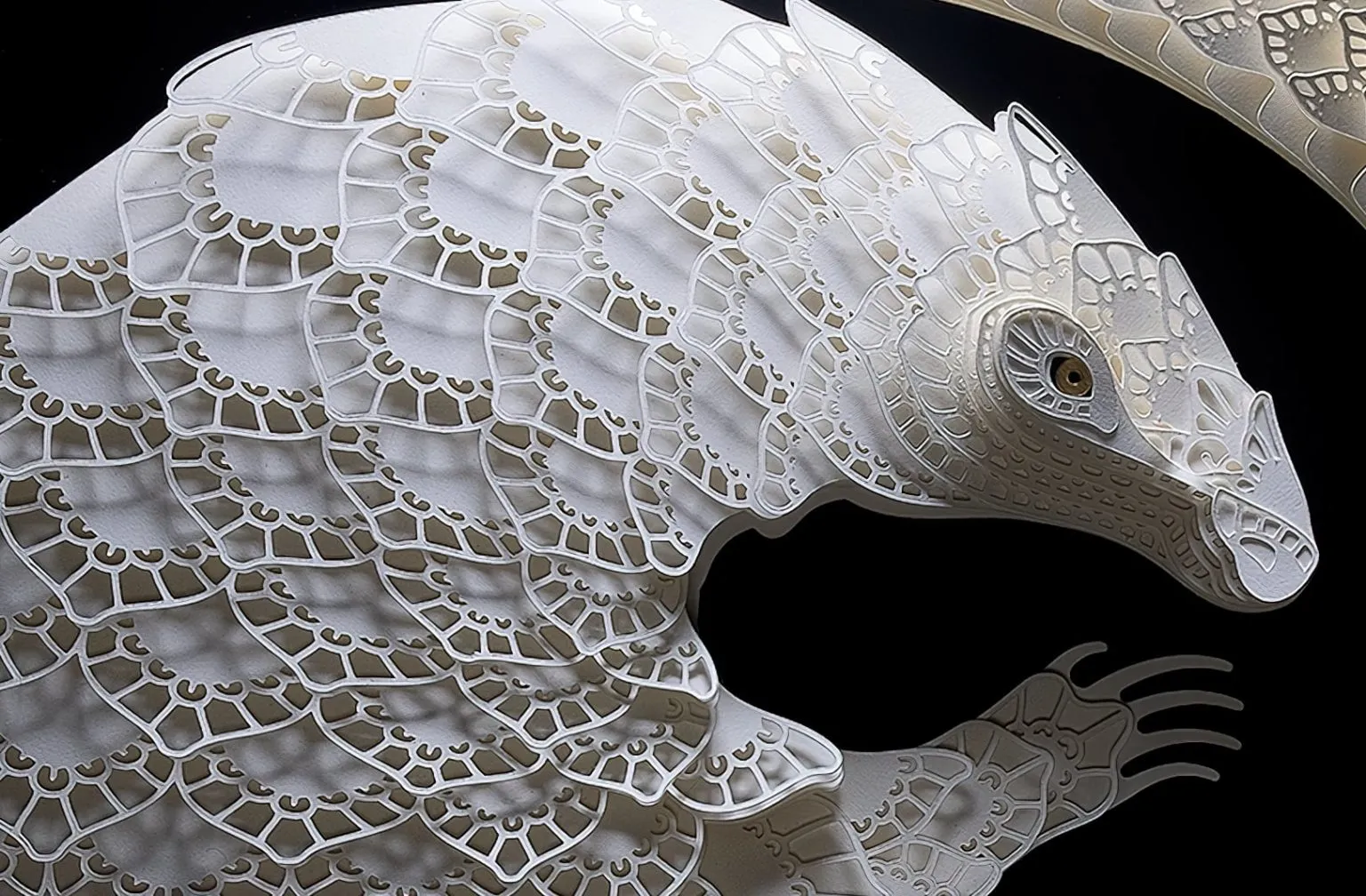 Les sculptures de papier et d'or de Patrick Cabral Les sculptures de papier et d or de Patrick Cabral 3 pangolin Les-sculptures-de-papier-et-d-or-de-Patrick-Cabral-3-pangolin