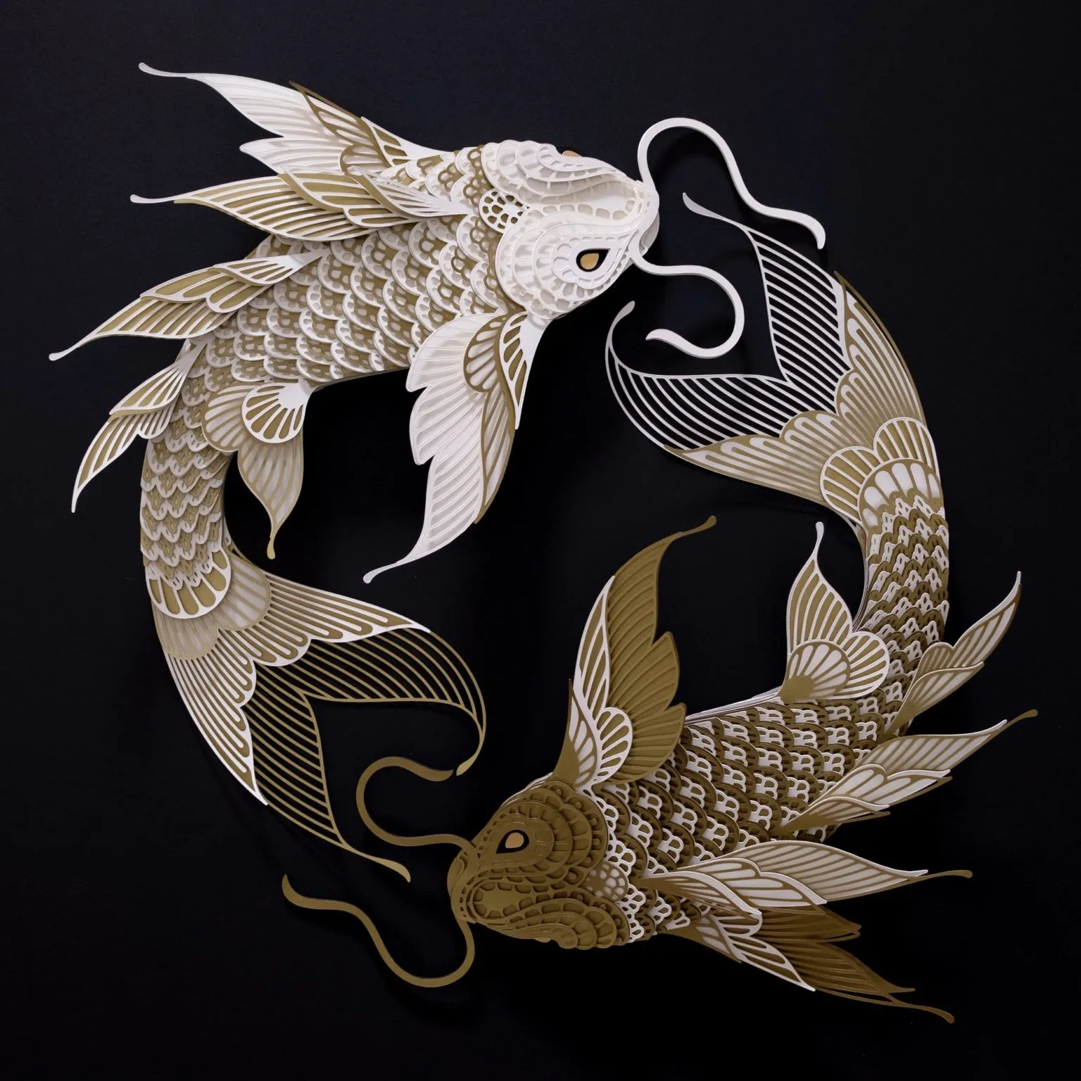 Les sculptures de papier et d'or de Patrick Cabral Les sculptures de papier et d or de Patrick Cabral 7 carpes koi Les-sculptures-de-papier-et-d-or-de-Patrick-Cabral-7-carpes-koi
