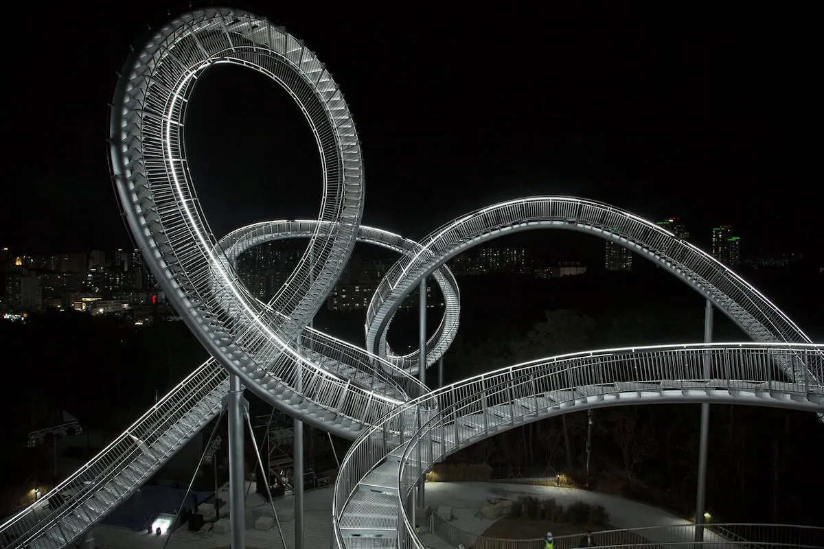 SpaceWalk, une sculpture d'escalier tourbillonnant comme un roller coaster SpaceWalk une sculpture d escalier tourbillonnant comme un roller coaster parc hwanho pohang coree 3 SpaceWalk-une-sculpture-d-escalier-tourbillonnant-comme-un-roller-coaster-parc-hwanho-pohang-coree