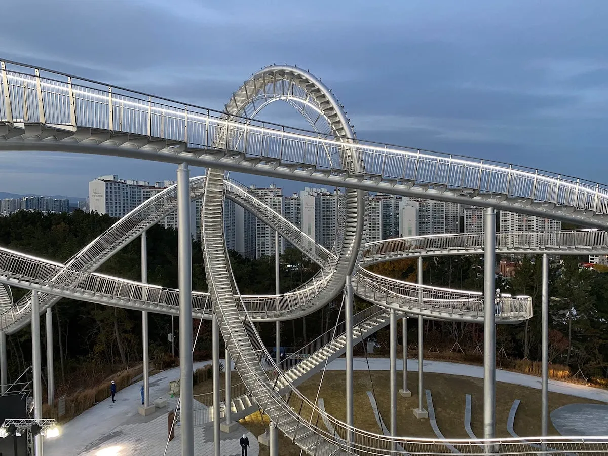 SpaceWalk, une sculpture d'escalier tourbillonnant comme un roller coaster SpaceWalk une sculpture d escalier tourbillonnant comme un roller coaster parc hwanho pohang coree 5 SpaceWalk-une-sculpture-d-escalier-tourbillonnant-comme-un-roller-coaster-parc-hwanho-pohang-coree