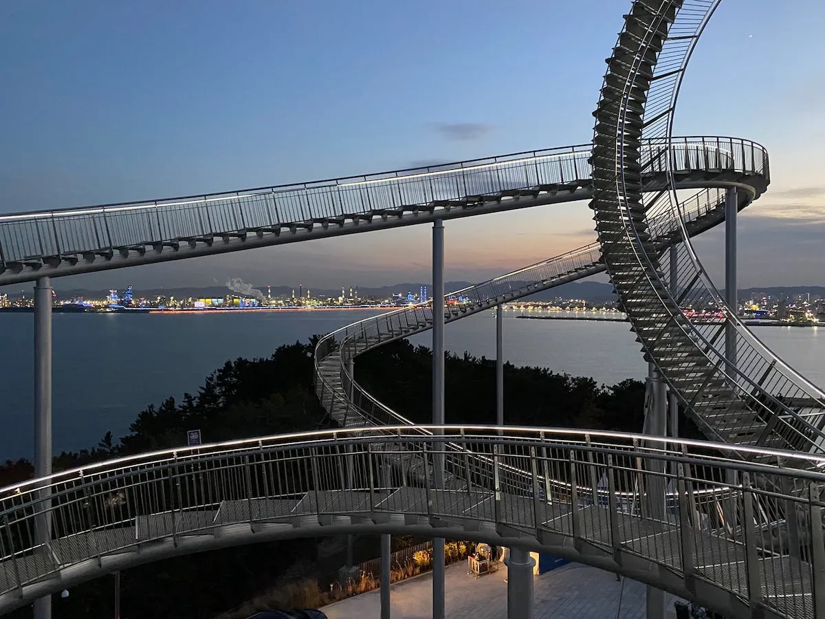 SpaceWalk, une sculpture d'escalier tourbillonnant comme un roller coaster SpaceWalk une sculpture d escalier tourbillonnant comme un roller coaster parc hwanho pohang coree 6 SpaceWalk-une-sculpture-d-escalier-tourbillonnant-comme-un-roller-coaster-parc-hwanho-pohang-coree