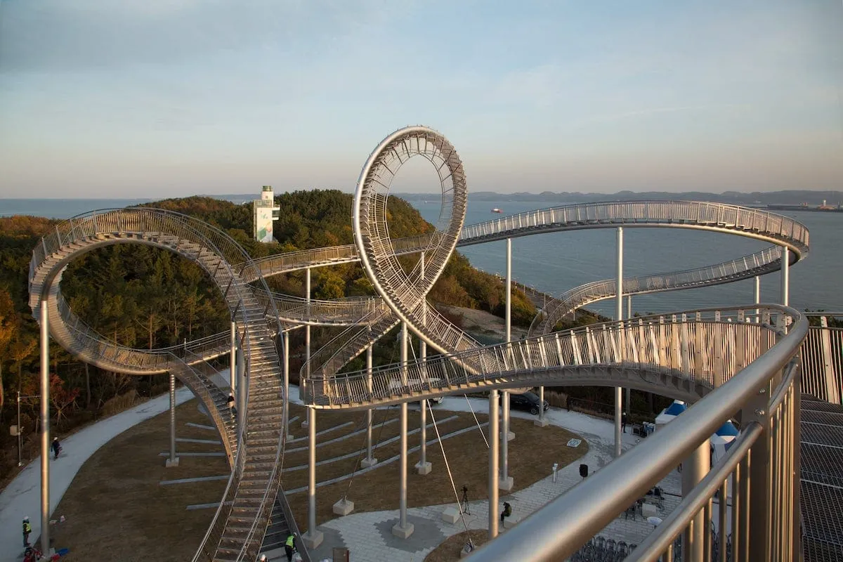 SpaceWalk, une sculpture d'escalier tourbillonnant comme un roller coaster SpaceWalk une sculpture d escalier tourbillonnant comme un roller coaster parc hwanho pohang coree 7 SpaceWalk-une-sculpture-d-escalier-tourbillonnant-comme-un-roller-coaster-parc-hwanho-pohang-coree