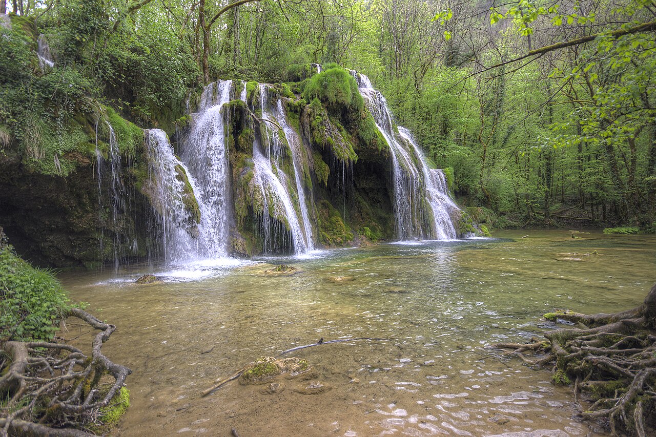 Cascade des Tufs aux Planches-près-Arbois vue de face dans le Jura Cascade des Tufs aux Planches-près-Arbois vue de face dans le Jura
