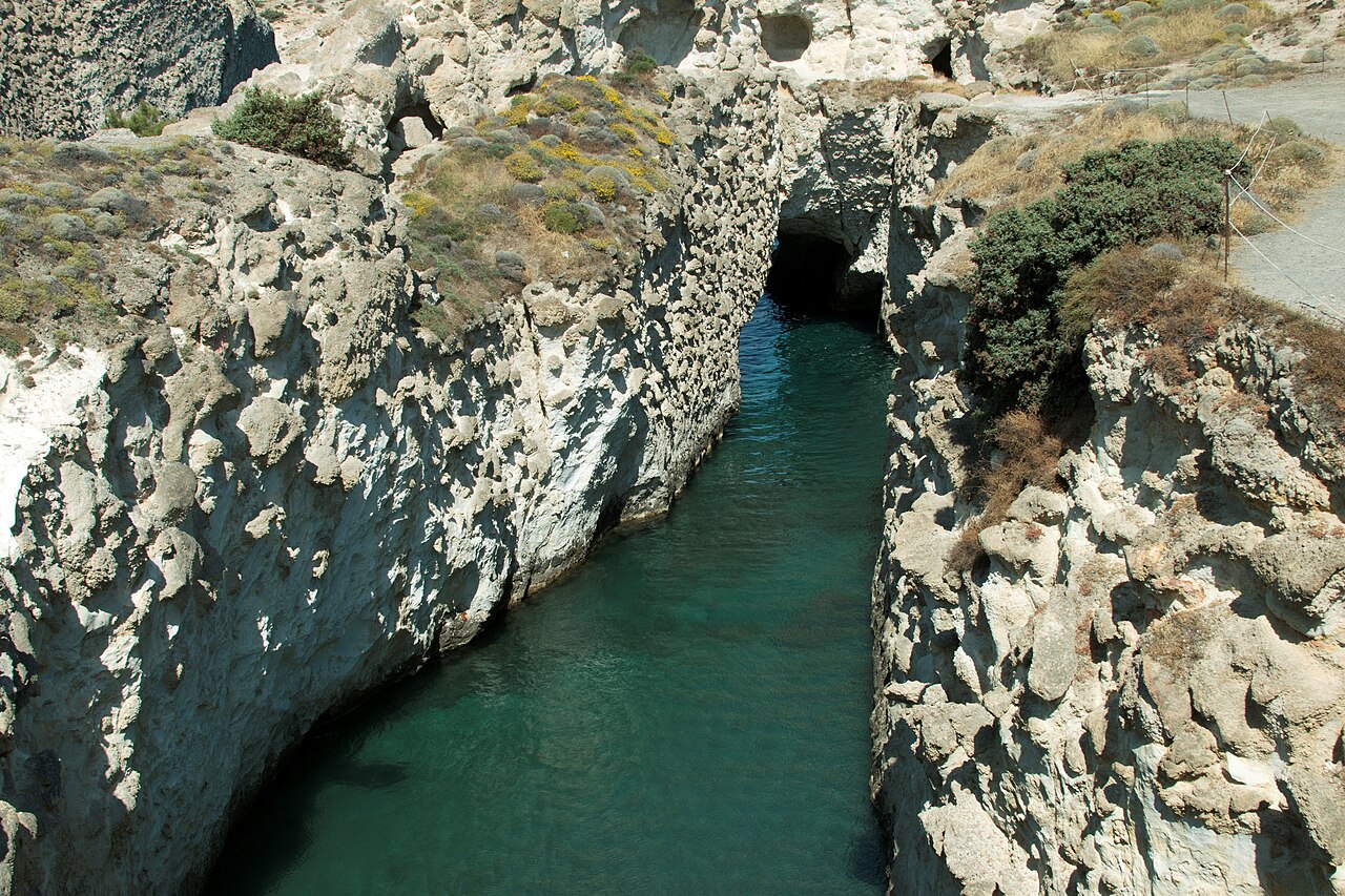 Papafragas vue depuis le site archéologique de Phylakopi à Milos Papafragas vue depuis le site archéologique de Phylakopi à Milos