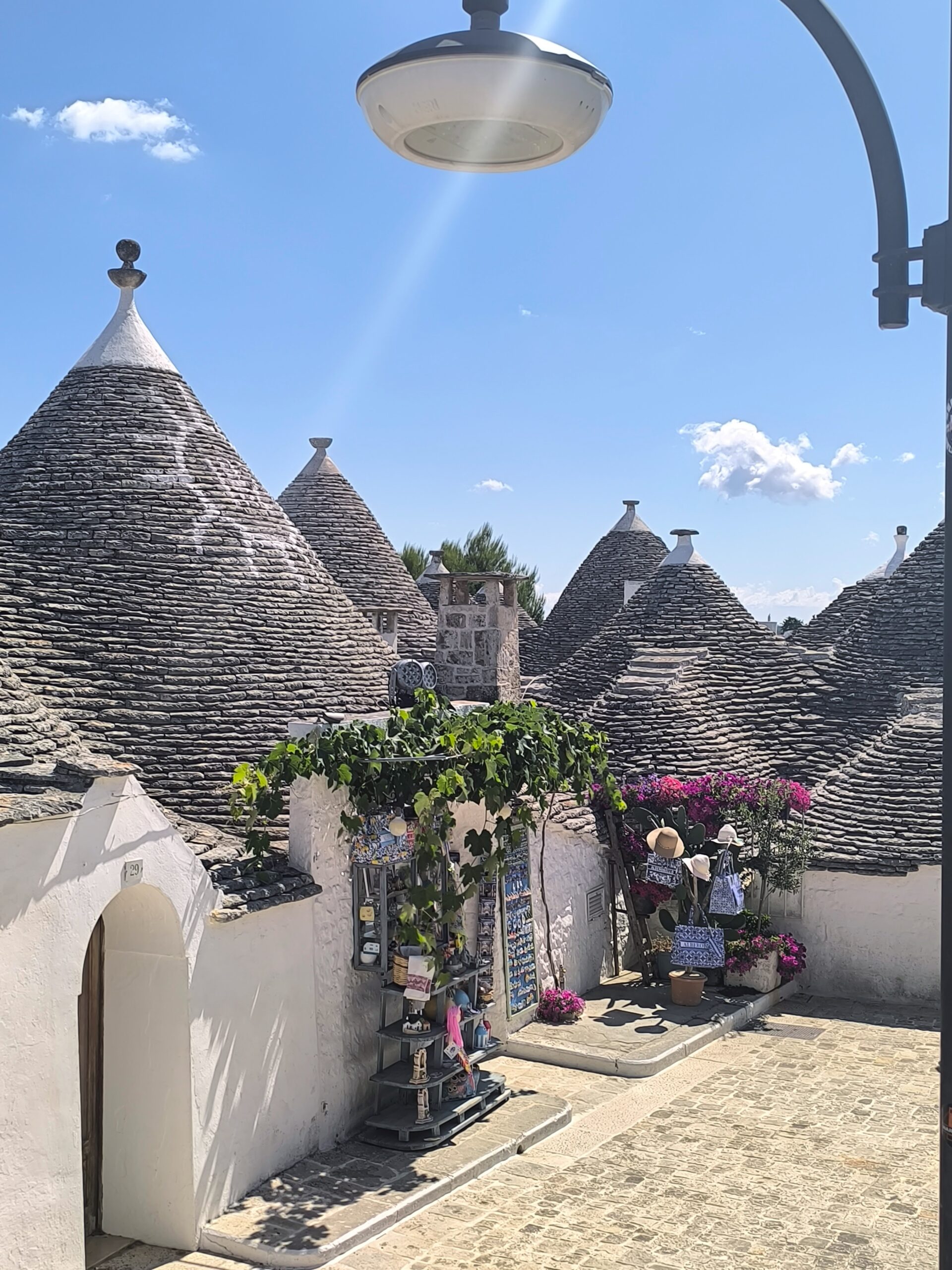 ruelle trulli alberobello pouilles Ruelle bordée de trulli à Alberobello dans les Pouilles