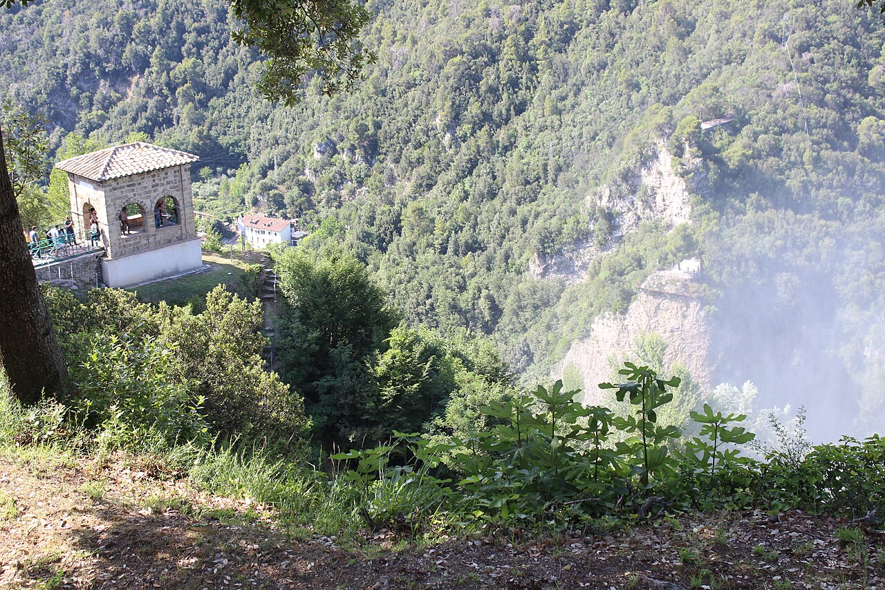 La Specola de Pie VI au-dessus de la Cascata delle Marmore La Specola de Pie VI au-dessus de la Cascata delle Marmore