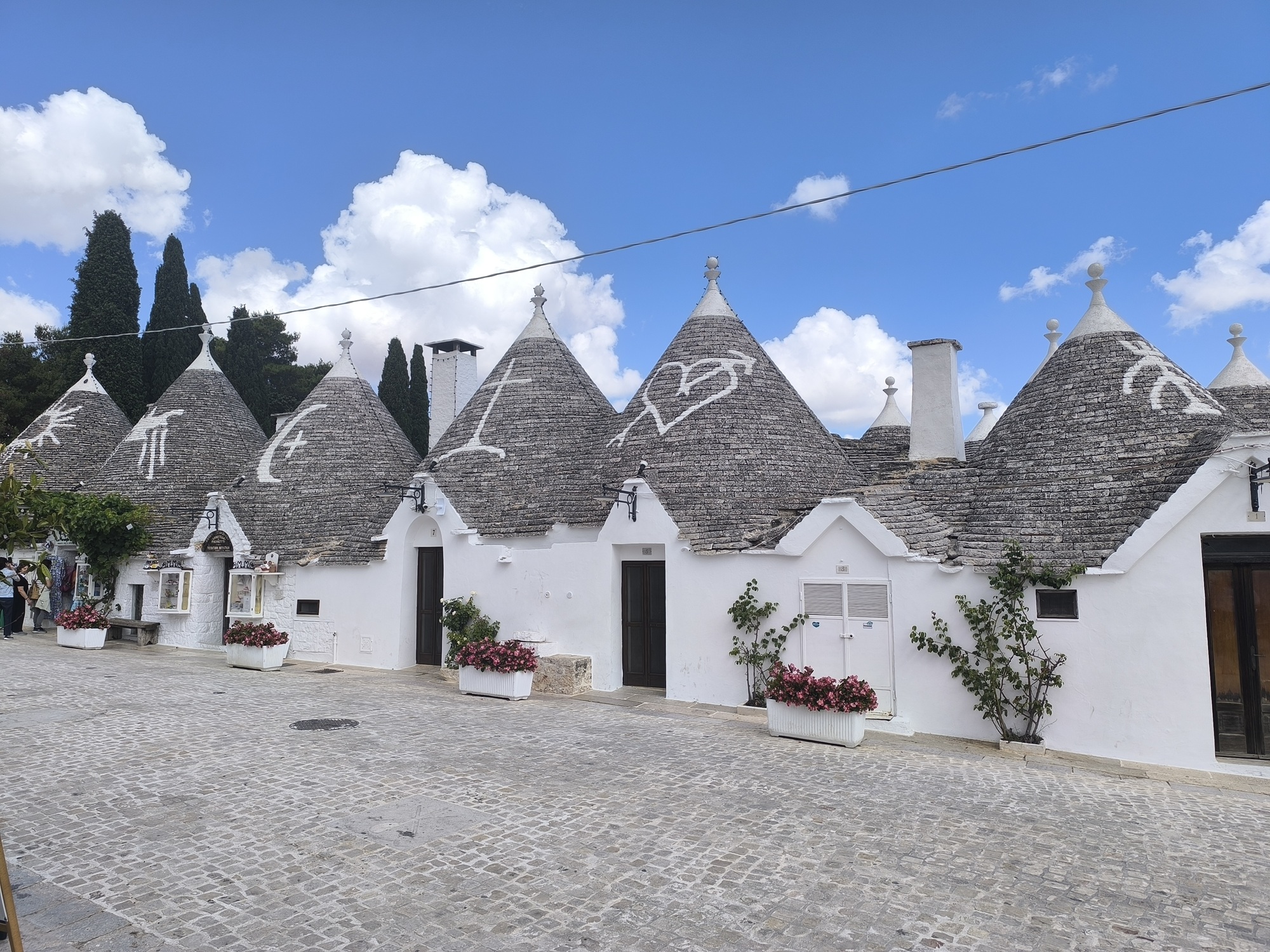 Symboles peints sur les toits des trulli d’Alberobello Symboles peints sur les toits des trulli d’Alberobello