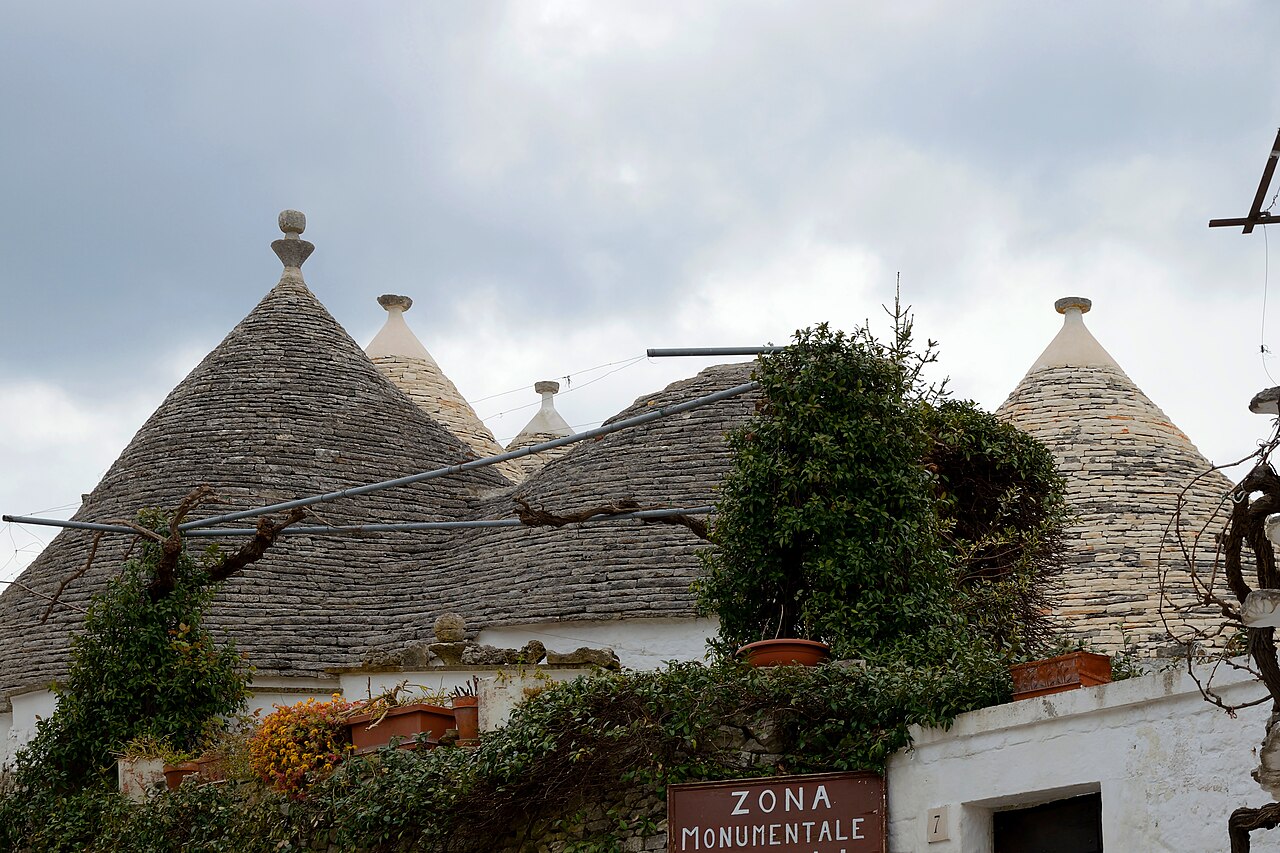 Toits coniques en pierre calcaire des trulli d’Alberobello Toits coniques en pierre calcaire des trulli d’Alberobello