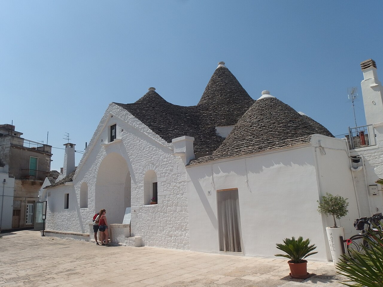 Trullo Sovrano à Alberobello, grand trullo à deux niveaux Trullo Sovrano à Alberobello, grand trullo à deux niveaux