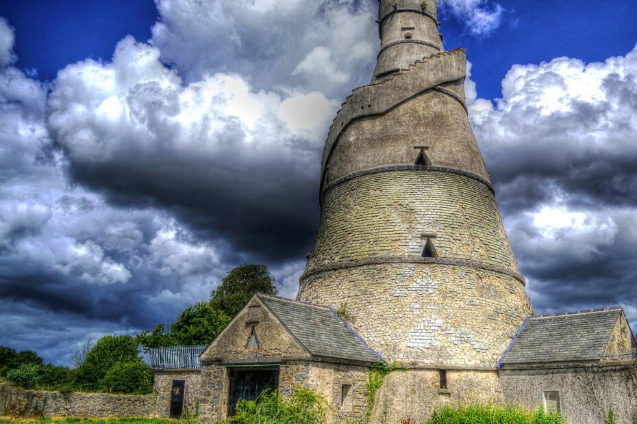 The Wonderful Barn - une fantasque grange en forme de tour en tire-bouchon wonderful barn tour tire bouchon irlande The Wonderful Barn, une tour en pierre en forme de tire-bouchon avec un escalier extérieur en spirale, en Irlande