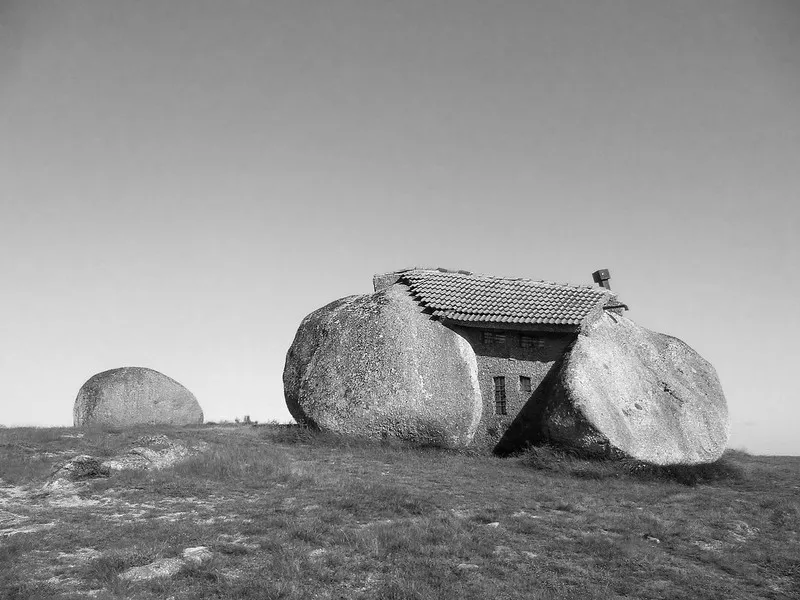 Casa do Penedo - la maison rocher de Fafe Casa do Penedo la maison rocher de Fafe pierre portugal 9 Casa-do-Penedo-la-maison-rocher-de-Fafe-pierre-portugal-9