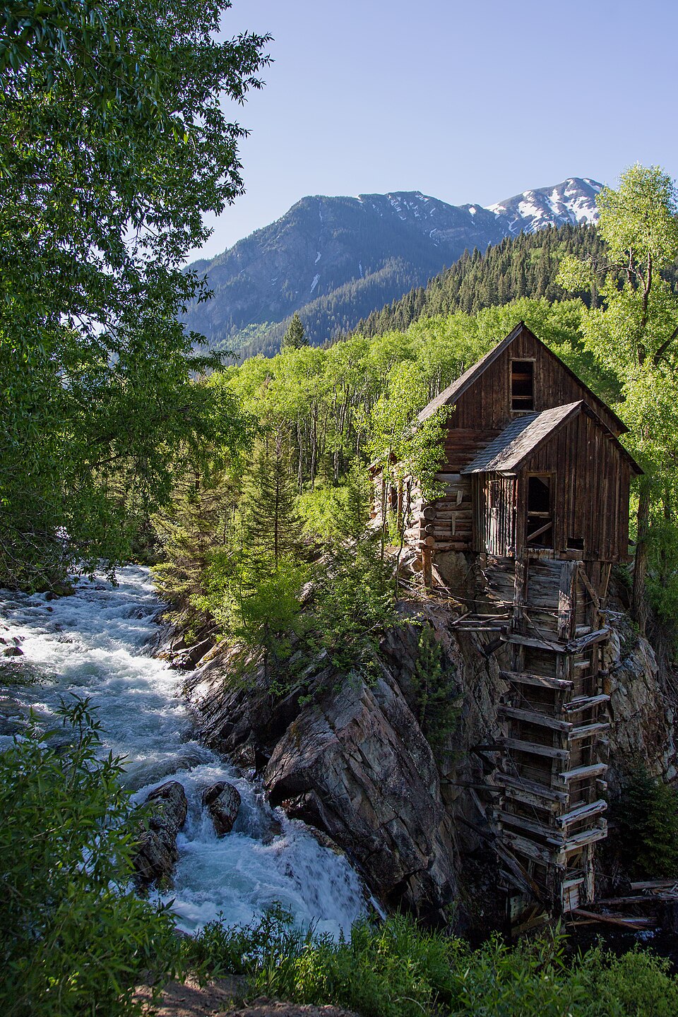 Structure en bois de Crystal Mill au-dessus de la Crystal River au Colorado Structure en bois de Crystal Mill au-dessus de la Crystal River au Colorado