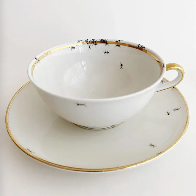 De la vaisselle avec des fourmis par Evelyn Bracklow De la vaisselle avec des fourmis par Evelyn Bracklow 10 tasse De-la-vaisselle-avec-des-fourmis-par-Evelyn-Bracklow-10