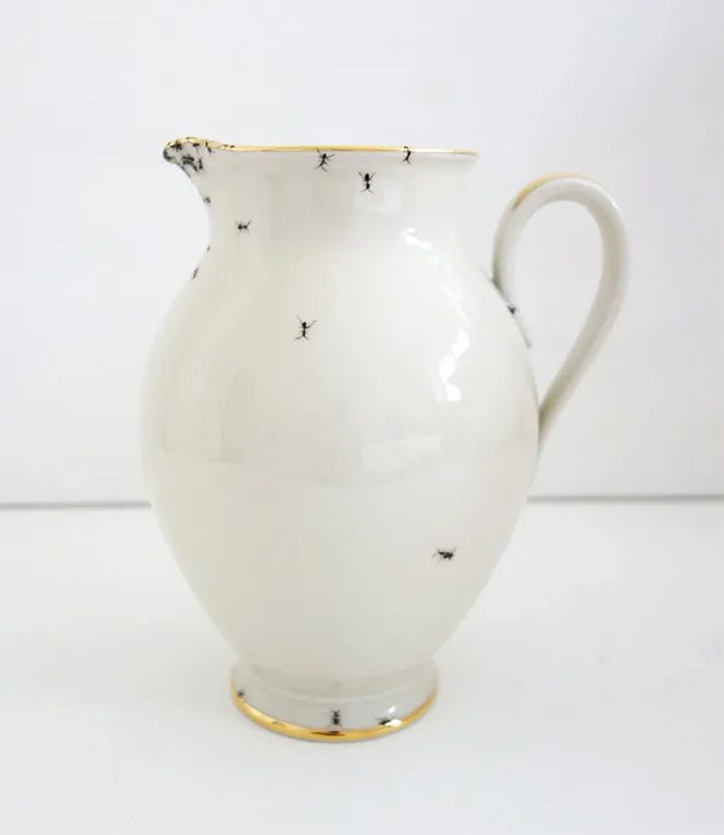 De la vaisselle avec des fourmis par Evelyn Bracklow De la vaisselle avec des fourmis par Evelyn Bracklow 11 broc De-la-vaisselle-avec-des-fourmis-par-Evelyn-Bracklow-11-broc