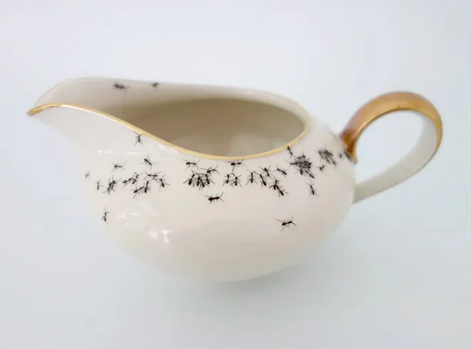 De la vaisselle avec des fourmis par Evelyn Bracklow De la vaisselle avec des fourmis par Evelyn Bracklow 12 sauciere De-la-vaisselle-avec-des-fourmis-par-Evelyn-Bracklow-12-sauciere