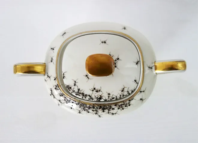 De la vaisselle avec des fourmis par Evelyn Bracklow De la vaisselle avec des fourmis par Evelyn Bracklow 13 De-la-vaisselle-avec-des-fourmis-par-Evelyn-Bracklow-13