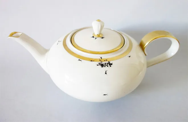 De la vaisselle avec des fourmis par Evelyn Bracklow De la vaisselle avec des fourmis par Evelyn Bracklow 14 De-la-vaisselle-avec-des-fourmis-par-Evelyn-Bracklow-14