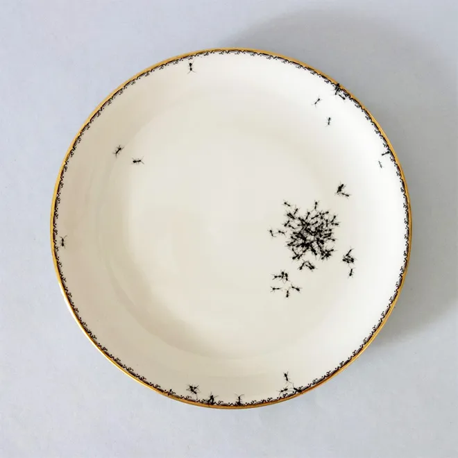 De la vaisselle avec des fourmis par Evelyn Bracklow De la vaisselle avec des fourmis par Evelyn Bracklow 2 assiette De-la-vaisselle-avec-des-fourmis-par-Evelyn-Bracklow-2-assiette