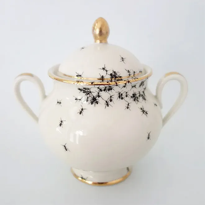 De la vaisselle avec des fourmis par Evelyn Bracklow De la vaisselle avec des fourmis par Evelyn Bracklow 4 pot De-la-vaisselle-avec-des-fourmis-par-Evelyn-Bracklow-4-pot