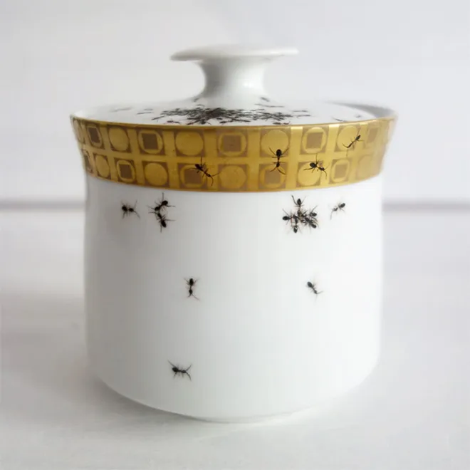 De la vaisselle avec des fourmis par Evelyn Bracklow De la vaisselle avec des fourmis par Evelyn Bracklow 7 De-la-vaisselle-avec-des-fourmis-par-Evelyn-Bracklow-7