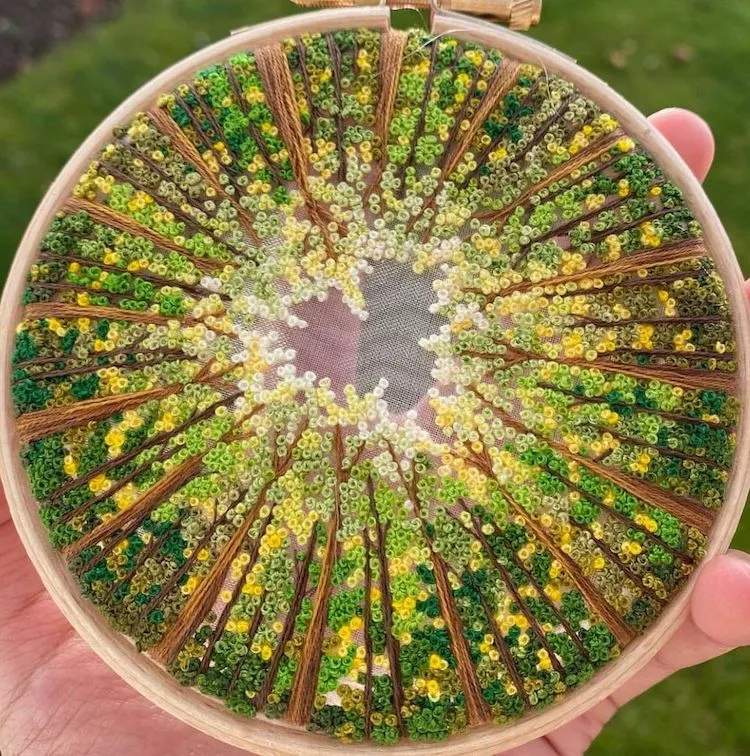 Des broderies de paysages forestiers sur de l'organza transparent Des broderies de paysages forestiers sur de l organza transparent 4 Des-broderies-de-paysages-forestiers-sur-de-l-organza-transparent