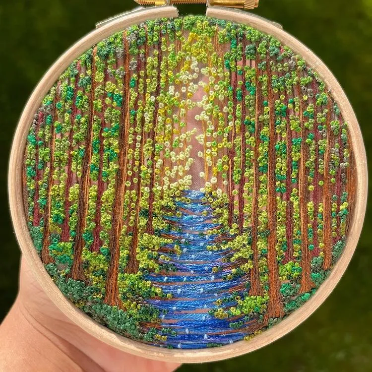 Des broderies de paysages forestiers sur de l'organza transparent Des broderies de paysages forestiers sur de l organza transparent 6 Des-broderies-de-paysages-forestiers-sur-de-l-organza-transparent