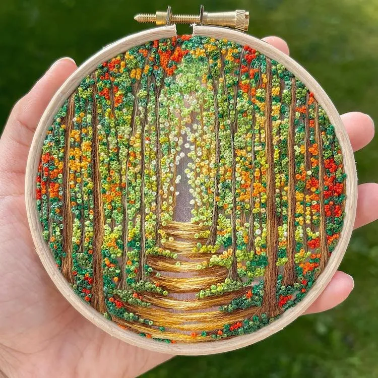 Des broderies de paysages forestiers sur de l'organza transparent Des broderies de paysages forestiers sur de l organza transparent 8 Des-broderies-de-paysages-forestiers-sur-de-l-organza-transparent