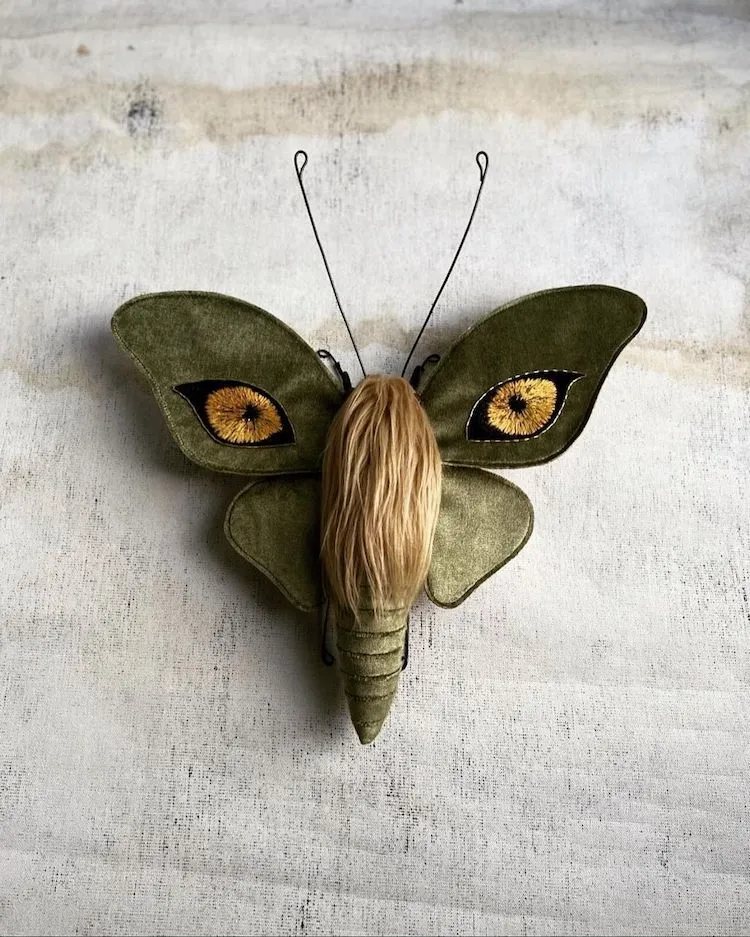 Des papillons brodés avec des tapisseries vintages par Larysa Bernhardt Des papillons brodes avec des tapisseries vintages par Larysa Bernhardt 9 Des-papillons-brodes-avec-des-tapisseries-vintages-par-Larysa-Bernhardt