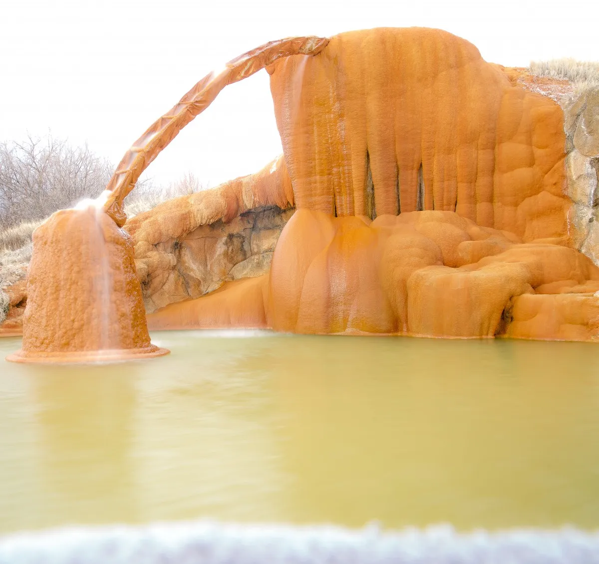 Mystic Hot Springs, les piscines et baignoires géothermiques de l'Utah Mystic Hot Springs les piscines et baignoires geothermiques de l Utah 2 Mystic-Hot-Springs-les-piscines-et-baignoires-geothermiques-de-l-Utah-2