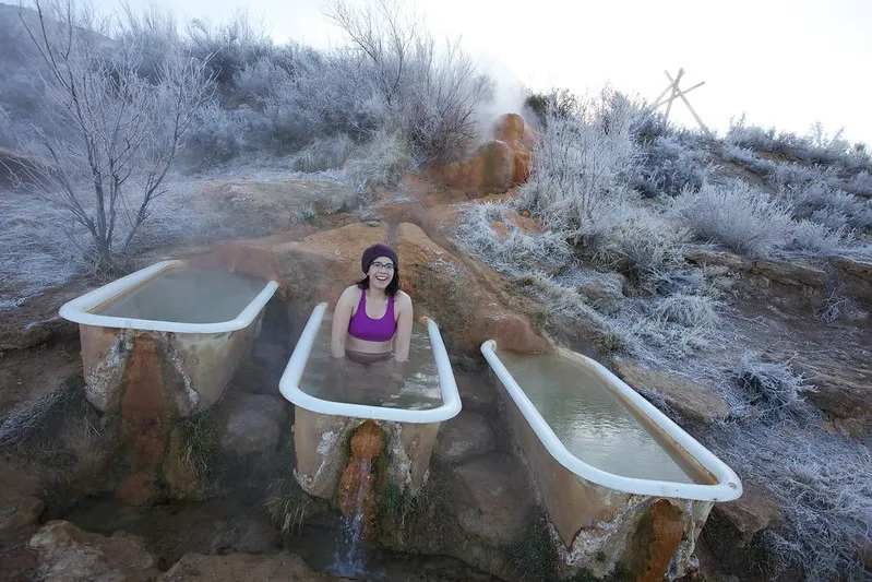 Mystic Hot Springs, les piscines et baignoires géothermiques de l'Utah Mystic Hot Springs les piscines et baignoires geothermiques de l Utah 6 Mystic-Hot-Springs-les-piscines-et-baignoires-geothermiques-de-l-Utah-6