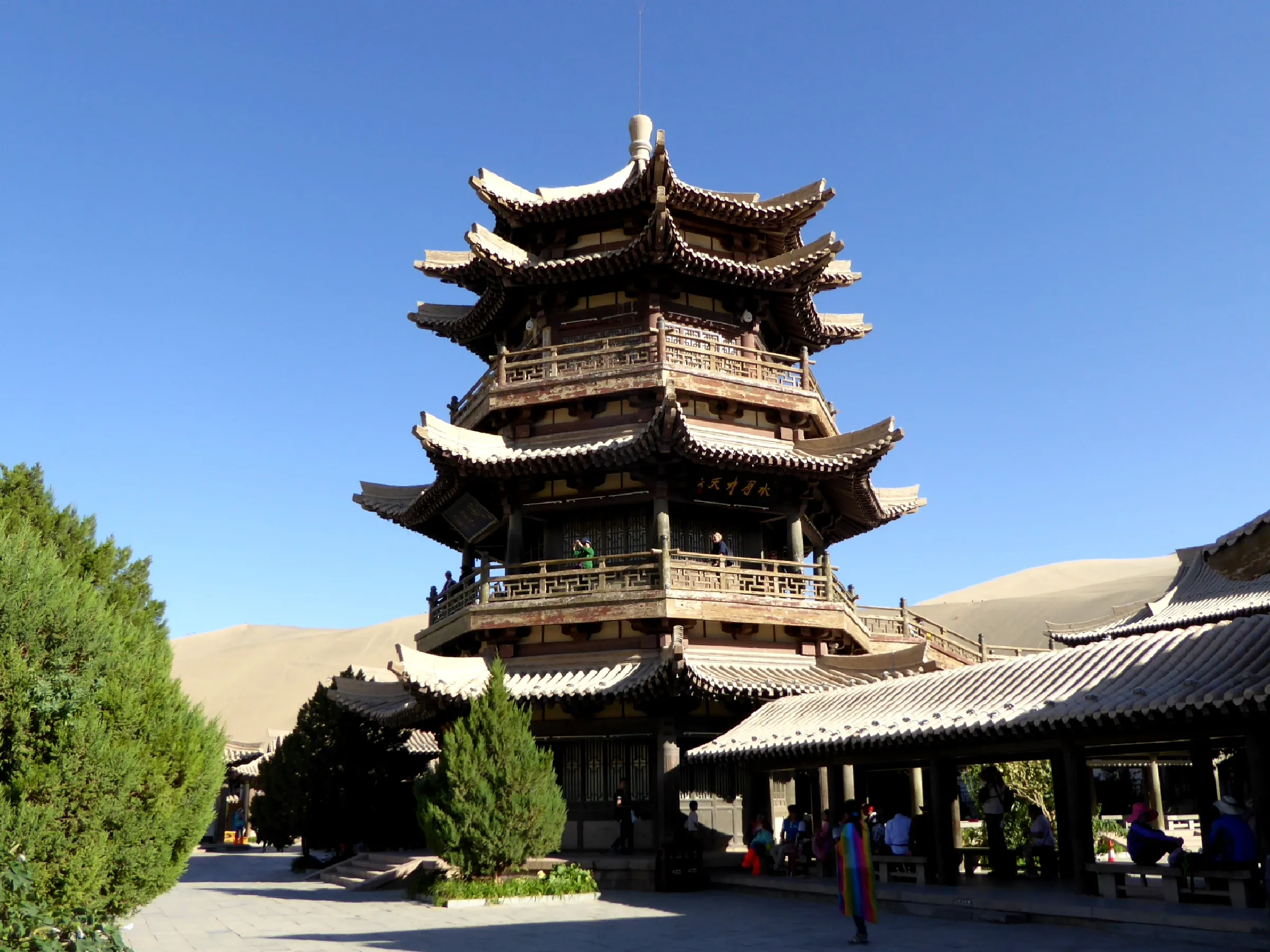 Yueyaquan - le lac du croissant de lune du désert de Dunhuang Yueyaquan le lac du croissant de lune du desert de Dunhuang pagode 5 Yueyaquan-le-lac-du-croissant-de-lune-du-desert-de-Dunhuang-pagode-5