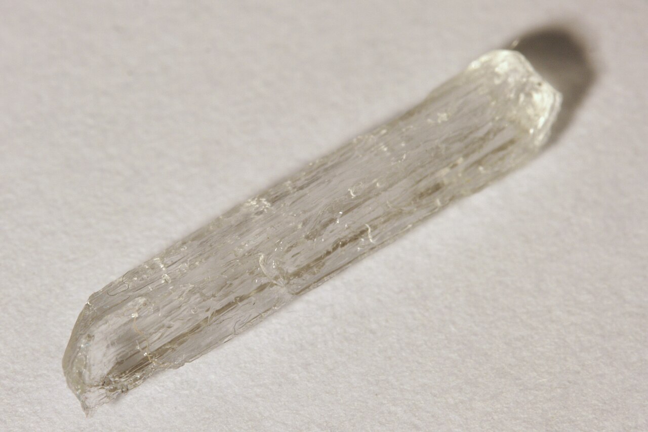 Cristal d'acétate de sodium trihydraté Cristal transparent d'acétate de sodium trihydraté mesurant 1,7 centimètre