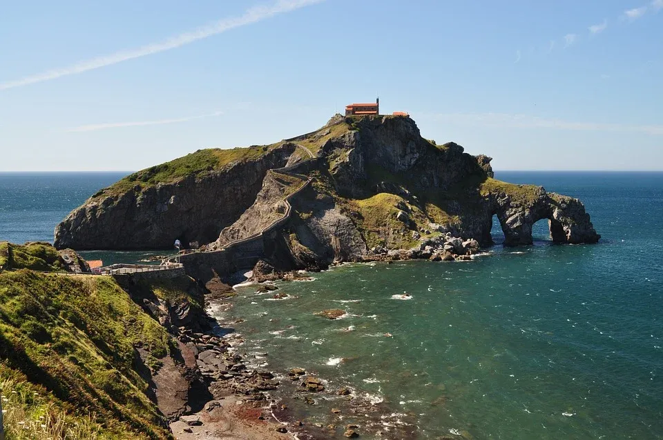 l'île de Gaztelugatxe et ses 241 marches au dessus de l'océan l ile de Gaztelugatxe et ses 241 marches au dessus de la mer pays basque espagne 1 l-ile-de-Gaztelugatxe-et-ses-241-marches-au-dessus-de-la-mer-pays-basque-espagne-1