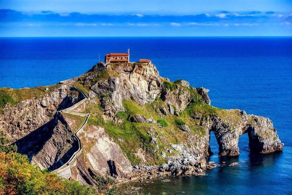l'île de Gaztelugatxe et ses 241 marches au dessus de l'océan l ile de Gaztelugatxe et ses 241 marches au dessus de la mer pays basque espagne 2 l-ile-de-Gaztelugatxe-et-ses-241-marches-au-dessus-de-la-mer-pays-basque-espagne-2