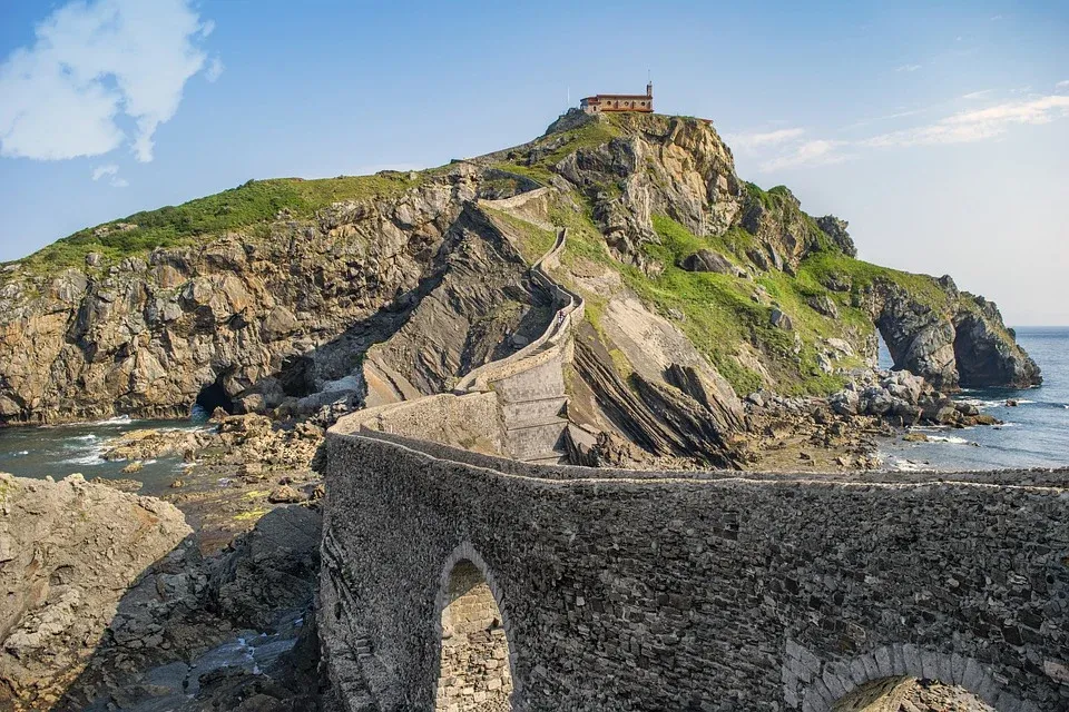 l'île de Gaztelugatxe et ses 241 marches au dessus de l'océan l ile de Gaztelugatxe et ses 241 marches au dessus de la mer pays basque espagne 3 l-ile-de-Gaztelugatxe-et-ses-241-marches-au-dessus-de-la-mer-pays-basque-espagne-3