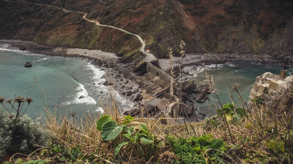 l'île de Gaztelugatxe et ses 241 marches au dessus de l'océan l ile de Gaztelugatxe et ses 241 marches au dessus de la mer pays basque espagne 5 l-ile-de-Gaztelugatxe-et-ses-241-marches-au-dessus-de-la-mer-pays-basque-espagne-5
